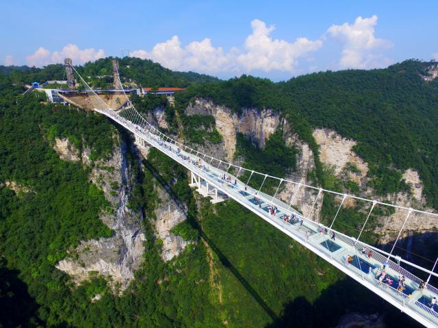 Otvoren najviši stakleni most na svetu (FOTO)